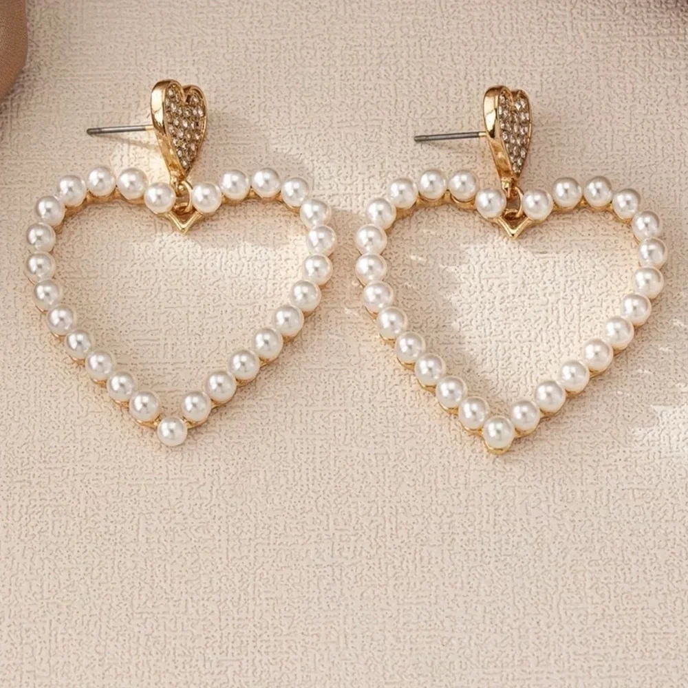 NEW Elegant Romantic Gold and Pearl Heart Earrings. Cute Heart earrings 🤍 - Picture 2 of 5
